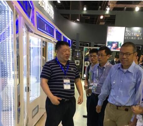 中国弹夹式金码自动售货机亮相上海无人店展会