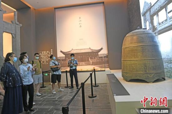 7月2日，来自皖台青年创富交流营的台湾青年参观位于淮南市寿县的安徽楚文化博物馆。　陈彬 摄