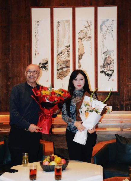 画家王涛(左)与画家邢斯恬(左) 。 画家王涛(左)与画家邢斯恬(左) 。