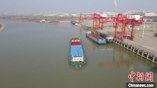 12月24日,合肥—太仓“新三样”“水水中转”“一箱制”船舶成功首航。合肥市交通运输局 供图 12月24日,合肥—太仓“新三样”“水水中转”“一箱制”船舶成功首航。合肥市交通运输局 供图