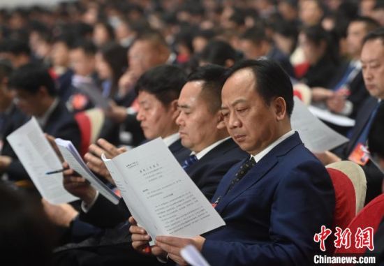 安徽省十四届人大三次会议第一次全体会议在安徽大剧院开幕。图为代表委员们听取安徽省政府工作报告。韩苏原 摄 安徽省十四届人大三次会议第一次全体会议在安徽大剧院开幕。图为代表委员们听取安徽省政府工作报告。韩苏原 摄