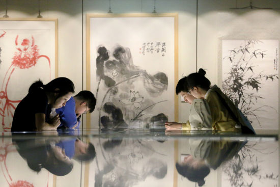 游客在中国宣纸文化园参观。张强 摄 游客在中国宣纸文化园参观。张强 摄