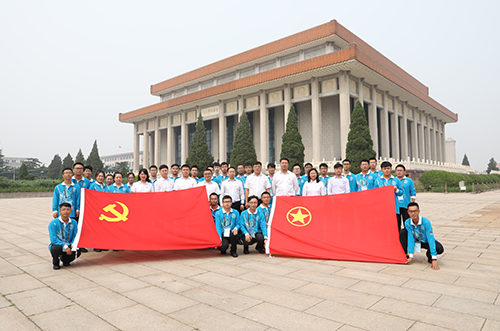 中建一局五公司志愿者为参观毛主席纪念堂群众