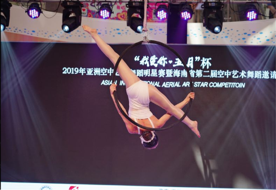 40岁中年妇女练习高空舞蹈半年斩获3项冠军,诀窍是什么?