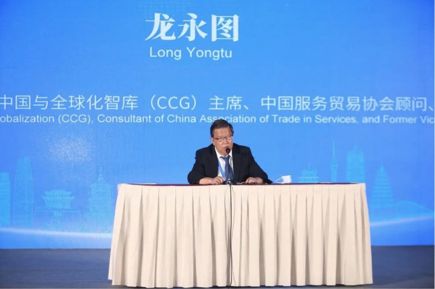 大龙网集团董事长冯剑峰参加中国跨境电商50人论坛并发表演讲  
