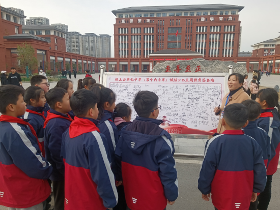 15主题教育中,老师们通过现场讲解,师生互动等多种形式,引导和帮助